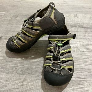 Keen water, hiking shoes size 4